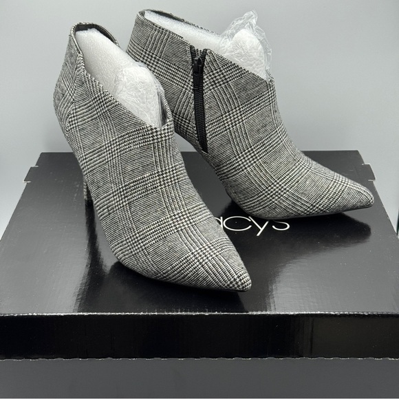 Journee Collection Gray Plaid Booties, Size 9 - Picture 1 of 9